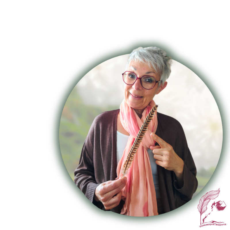 Dominique Bigotte - Voix de Plume Photo de l'auteur tenant et montrant une plume dans un cercle sur fond de fleurs blanches pâle